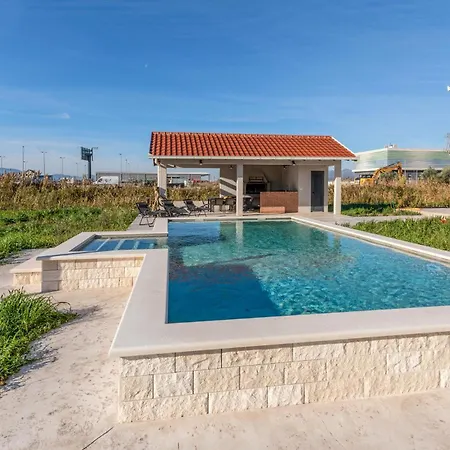 Gorgeous In With Heated Swimming Pool *