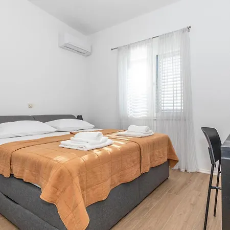 Gorgeous In With Heated Swimming Pool *