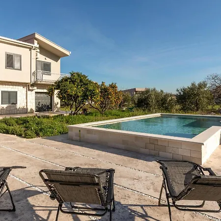 Holiday home Gorgeous In With Heated Swimming Pool